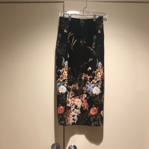 Zara pencil skier below knees (size S)